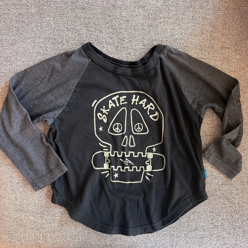 Feather 4 Arrow ‘Skate Hard’ skull long sleeve in black size 5T